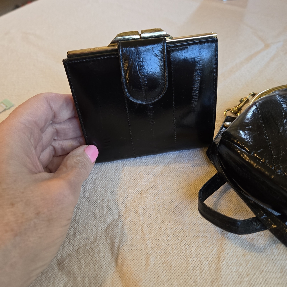 Classic Black Patent Crossbody Bag with Gold Frame - Picture 4 of 9